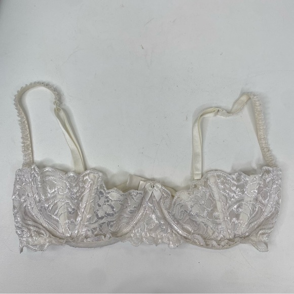 VTG Intimate Attitudes White Size 40 Structured Lace Unpadded Bra - Picture 1 of 3